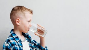 A importância do consumo de água filtrada por crianças