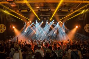 A importância de grades de isolamento em shows e grandes eventos