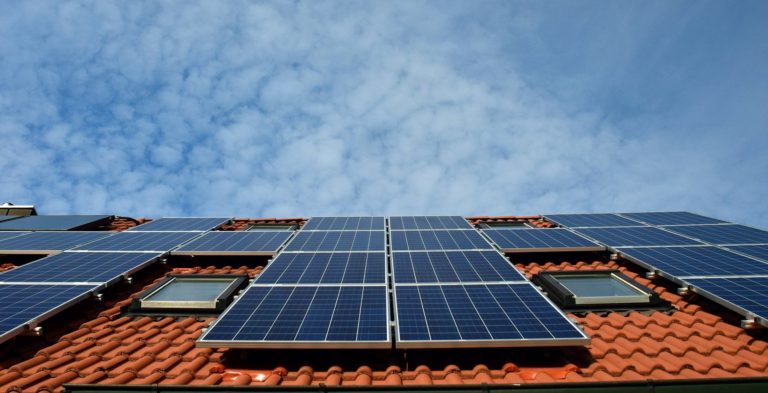 Energia solar registra recorde e define o futuro da construção no Brasil