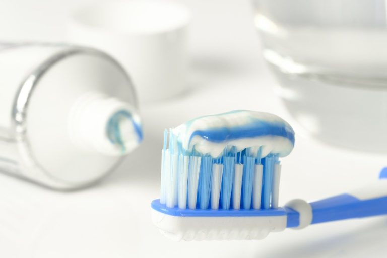 Dividir a escova de dente faz mal para saúde