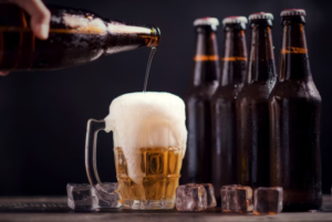 Confira no conteúdo a seguir qual é diferença entre cerveja comum x cerveja artesanal para comercializar.