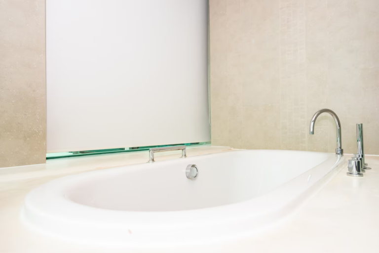 Banheiras de canto com iluminação embutida: destaque e estilo no seu banheiro